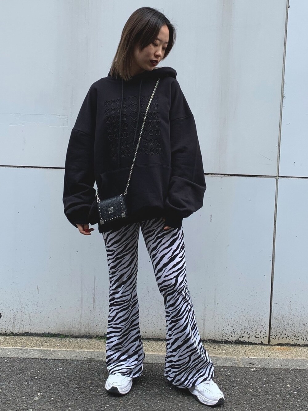 ブラック系のその他パンツを着用したレディースの春コーディネートの1枚目の写真