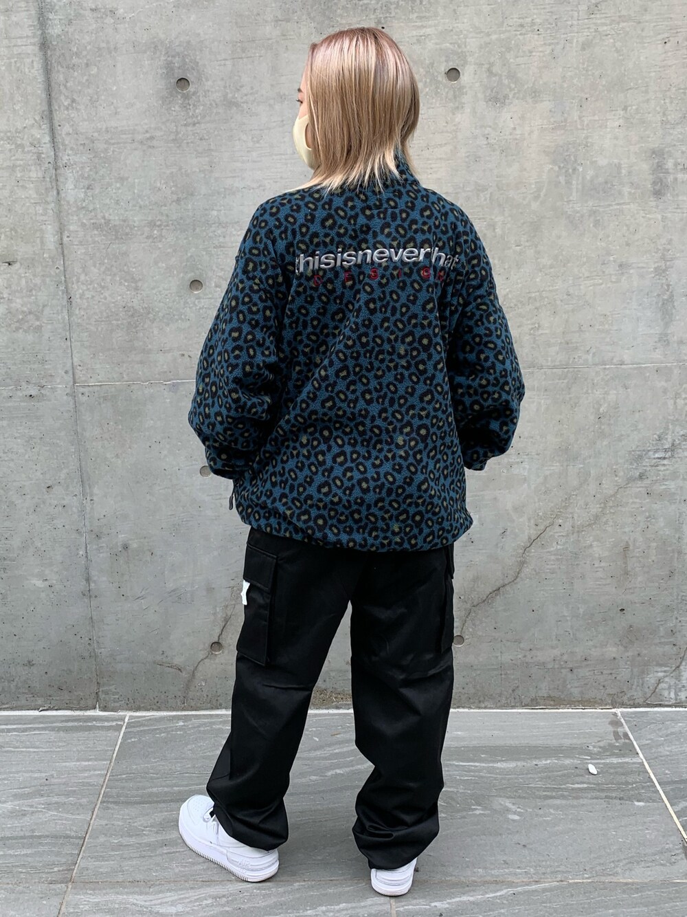 「秋のコーデ、黒、LHP、オーバーサイズ、ワイドパンツ、秋服、秋、フォローミー、いいね、save、フォローお願いします🤑、ラブアンドピース2020」｜「DANKE SCHONのDankeSchon/ダンケシェーン/ツイルカーゴパンツ（その他パンツ、ブラック系）」を使った、𝘺𝘶𝘮𝘢 𝘢𝘳𝘢𝘬𝘪さん（レディース・154cm）の秋コーディネートの1枚目の写真