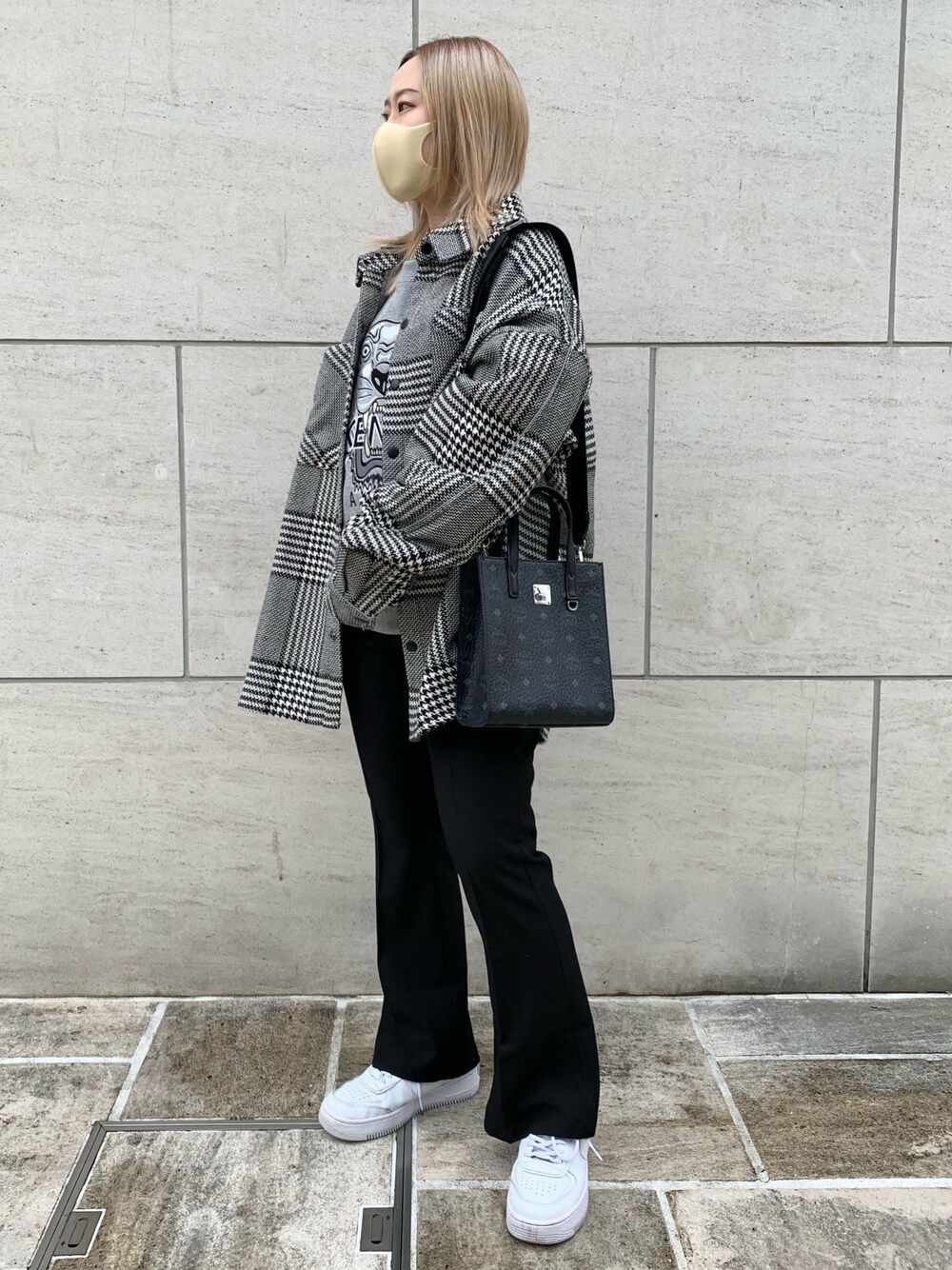 「チェック、ビッグシルエット、秋のコーデ、オーバーサイズ、ootd、秋服、オトナカジュアル、おしゃれさんと繋がりたい、いいね、save、フォローお願いします🤑、ラブアンドピース2020」｜「DANKE SCHONのDankeSchon/ダンケシェーン/リフレクターシャツ（シャツ/ブラウス、ブラック系）」を使った、𝘺𝘶𝘮𝘢 𝘢𝘳𝘢𝘬𝘪さん（レディース・154cm）の秋コーディネートの1枚目の写真