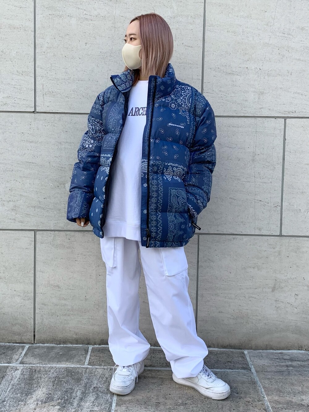 「ホワイト、冬コーデ、オーバーサイズ、カーゴパンツ、メンズライク、ストリートファッション、韓国ファッション、フォローミー、おしゃれさんと繋がりたい、いいね、save、フォローお願いします🤑」｜「A4AのA4A/エーフォーエー/グラフィックスウェット/Archive CN（スウェット、ホワイト系）」を使った、𝘺𝘶𝘮𝘢 𝘢𝘳𝘢𝘬𝘪さん（レディース・154cm）の秋コーディネートの1枚目の写真