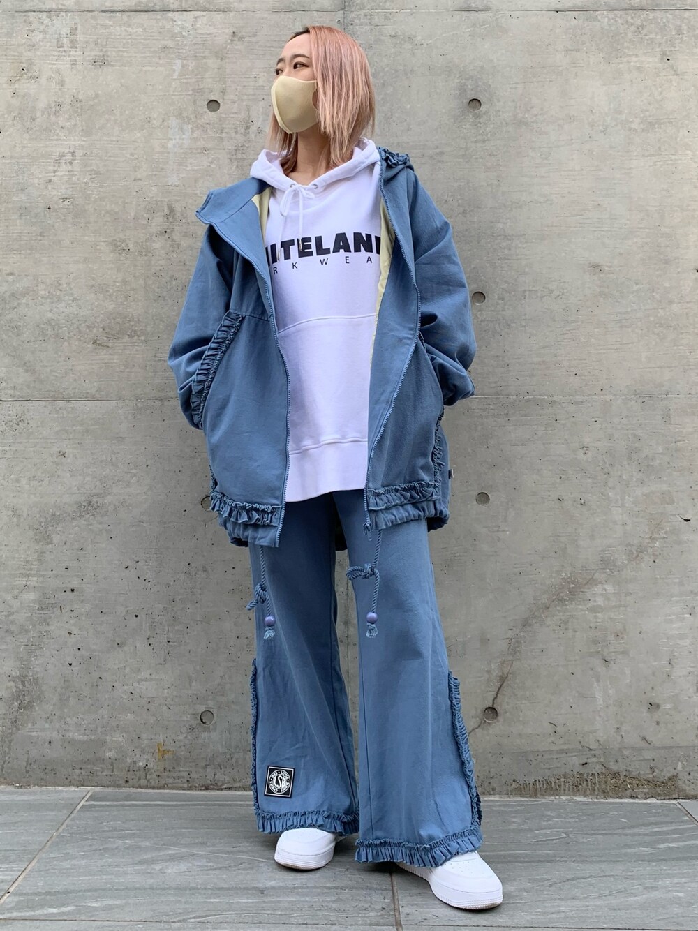 「セットアップ、LHP、冬コーデ、レイヤードスタイル、フレアパンツ、little sunny bite、韓国ファッション、フォローミー、くすみカラー、いいね、save、フォローお願いします🤑」｜「WHITELANDのWHITELAND/ホワイトランド/WORK HOODIE/ビッグロゴプリントプルオーバーパーカー（パーカー、ホワイト系）」を使った、𝘺𝘶𝘮𝘢 𝘢𝘳𝘢𝘬𝘪さん（レディース・154cm）の冬コーディネートの1枚目の写真
