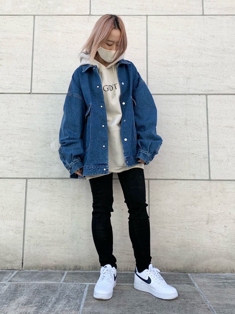 「ビッグシルエット、カジュアル、デニムジャケット、オーバーサイズ、メンズライク、ootd、黒スキニー、パーカーコーデ、フォローミー、いいね、save、フォローお願いします🤑」｜「DANKE SCHONのDankeSchon/ダンケシェーン/DENIM COVER ALL/デニムジャケット（デニムジャケット、ブルー系）」を使った、𝘺𝘶𝘮𝘢 𝘢𝘳𝘢𝘬𝘪さん（レディース・154cm）の冬コーディネートの1枚目の写真