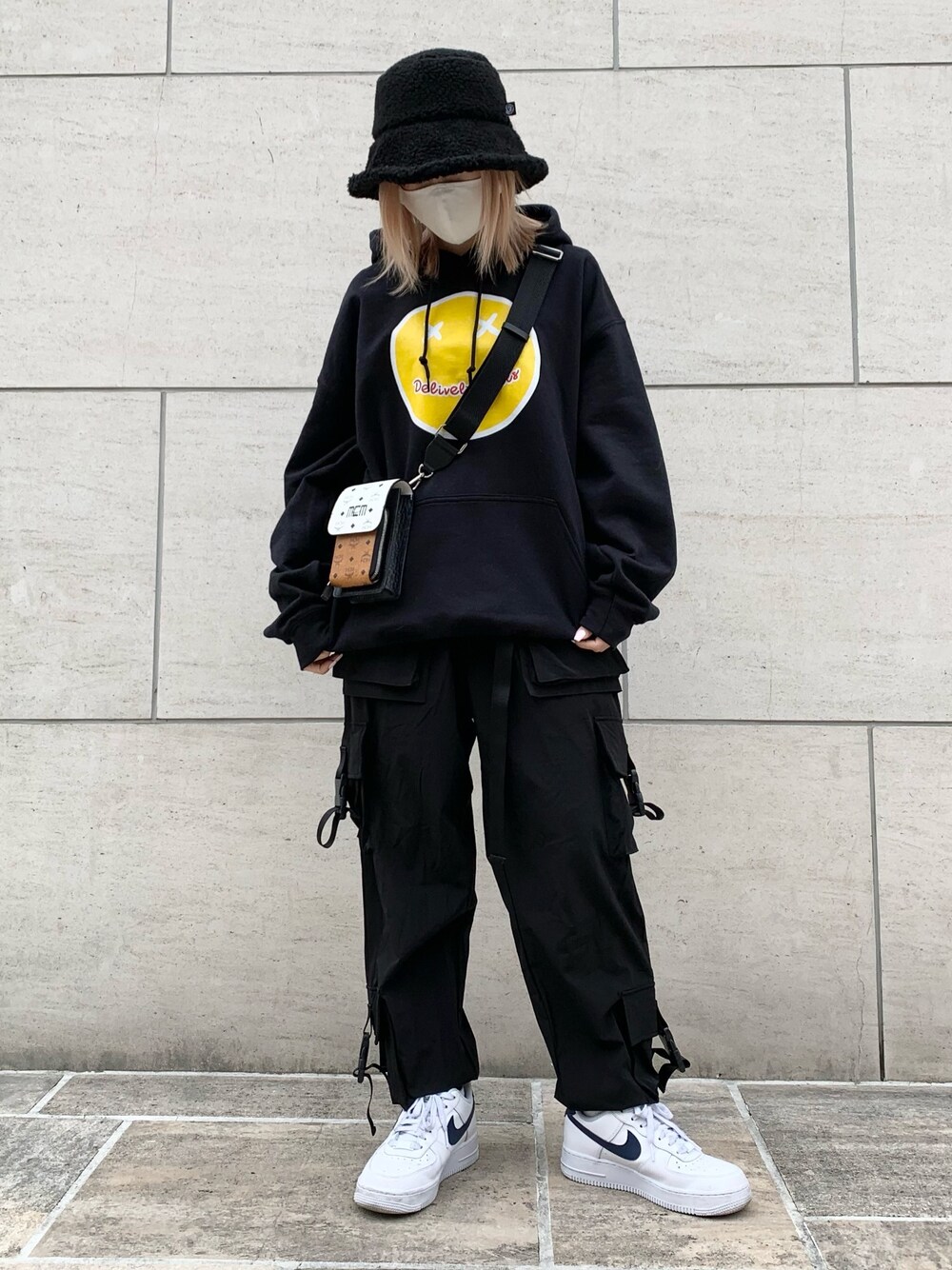 「ワントーンコーデ、パーカー、ストリート、オーバーサイズ、メンズライク、韓国ファッション、フォローミー、ボアハット、いいね、save、フォローお願いします🤑、私の推しブランド」｜「DANKE SCHONのDankeSchon/ダンケシェーン/撥水ストレッチナイロンカーゴパンツ（カーゴパンツ、ブラック系）」を使った、𝘺𝘶𝘮𝘢 𝘢𝘳𝘢𝘬𝘪さん（レディース・154cm）の冬コーディネートの1枚目の写真