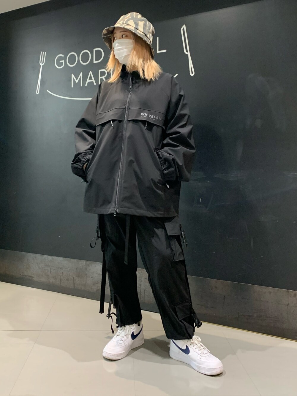 「ビッグシルエット、ワントーンコーデ、ブラックコーデ、ストリート、オーバーサイズ、春コーデ、韓国ファッション、フォローミー、いいね、save、フォローお願いします🤑、私の推しブランド」｜「DANKE SCHONのDankeSchon/ダンケシェーン/撥水ストレッチナイロンカーゴパンツ（カーゴパンツ、ブラック系）」を使った、𝘺𝘶𝘮𝘢 𝘢𝘳𝘢𝘬𝘪さん（レディース・154cm）の冬コーディネートの1枚目の写真