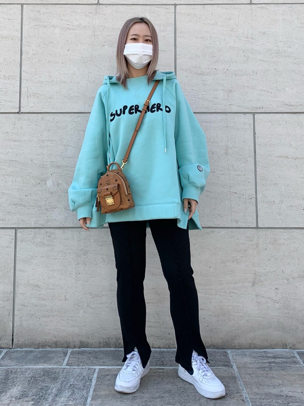 「シンプル、春コーデ、リブパンツ、ラフ、春、いいね、save、フォローお願いします🤑、フォローミー、休日コーデ、パステルカラー、2021春新作」｜「Ctr1のアイテム（パンツ、ブラック系）」を使った、𝘺𝘶𝘮𝘢 𝘢𝘳𝘢𝘬𝘪さん（レディース・154cm）の冬コーディネートの1枚目の写真