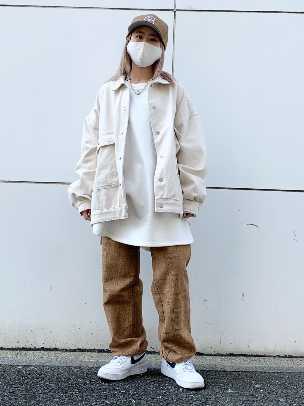 「スウェットパンツ、ビッグシルエット、カジュアル、ワントーンコーデ、ストリート、ブラウン、メンズライク、春コーデ、ビッグサイズ、いいね、save、フォローお願いします🤑」｜「DANKE SCHONのDankeSchon/ダンケシェーン/DENIM COVER ALL/デニムジャケット（デニムジャケット、ホワイト系）」を使った、𝘺𝘶𝘮𝘢 𝘢𝘳𝘢𝘬𝘪さん（レディース・154cm）の春コーディネートの1枚目の写真