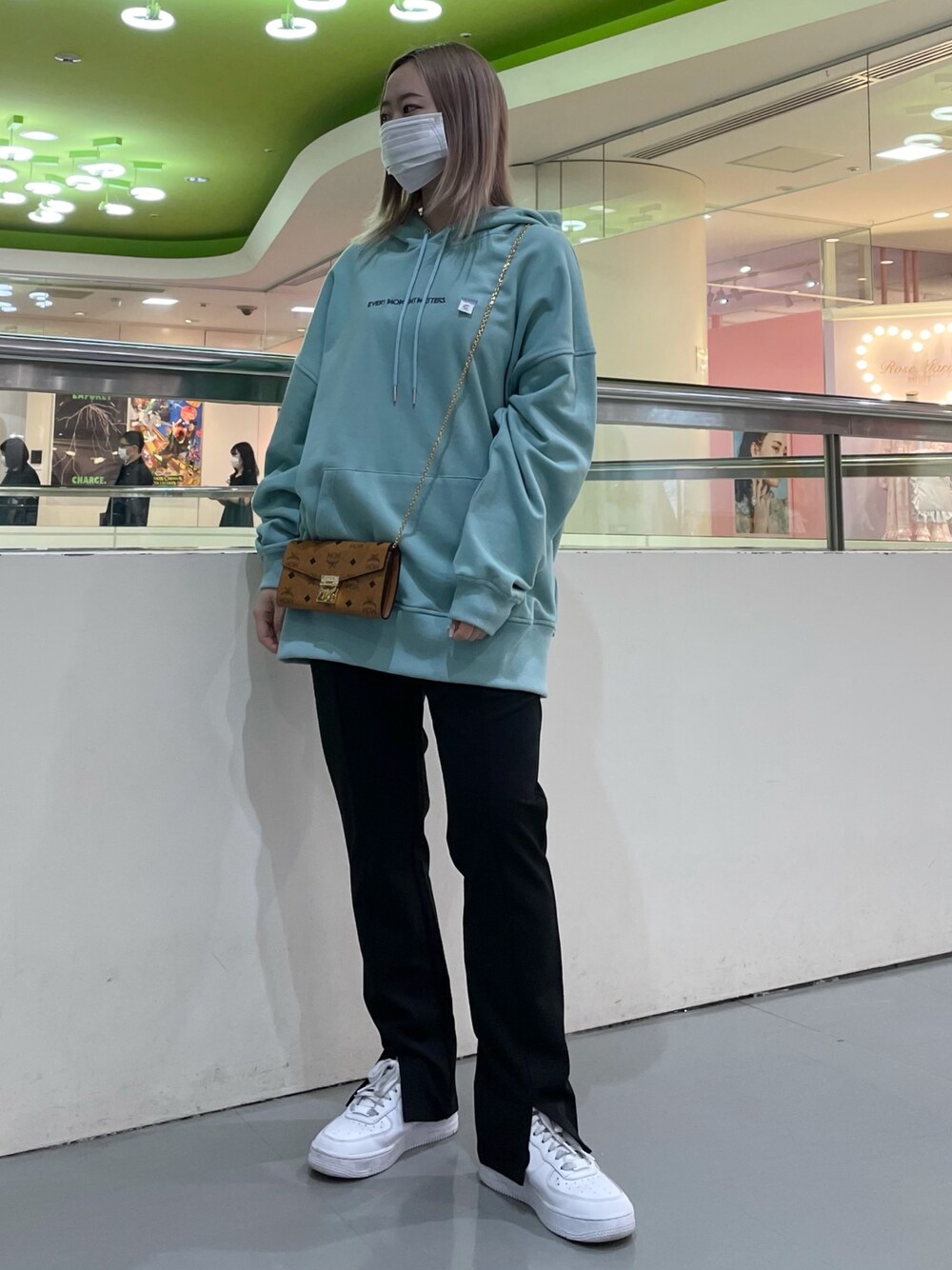「パーカー、オーバーサイズ、きれいめカジュアル、春コーデ、雨の日コーデ、ラクチンコーデ、フォローミー、おしゃれさんと繋がりたい、いいね、save、フォローお願いします🤑、ctr1」｜「Ctr1のCtr1/コントロール/フラワーフォトフーディー(パーカー)（パーカー、グリーン系）」を使った、𝘺𝘶𝘮𝘢 𝘢𝘳𝘢𝘬𝘪さん（レディース・154cm）の春コーディネートの1枚目の写真