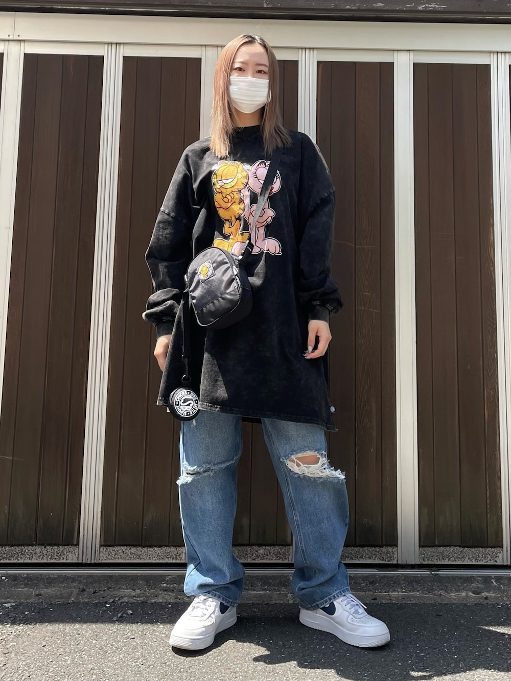 「ブラックコーデ、ストリート、ロンT、メンズライク、春コーデ、カジュアルコーデ、韓国ファッション、フォローミー、ビッグサイズ、いいね、save、フォローお願いします🤑」｜「WHITELANDのWHITELAND/ホワイトランド/ダメージデニム（デニムパンツ、ブルー系）」を使った、𝘺𝘶𝘮𝘢 𝘢𝘳𝘢𝘬𝘪さん（レディース・154cm）の春コーディネートの1枚目の写真