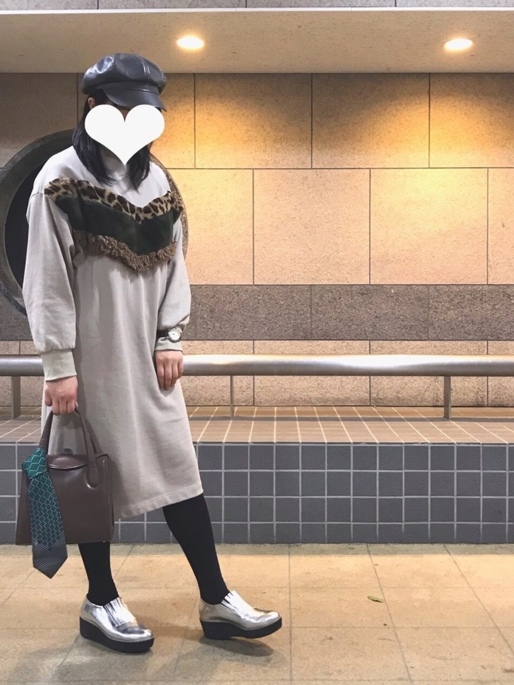 「春、シンプル、ワンピース、vintage、大人コーデ」｜「aelのアイテム（キャスケット、グレー系）」を使った、a h oさん（レディース・162cm）の春コーディネートの1枚目の写真