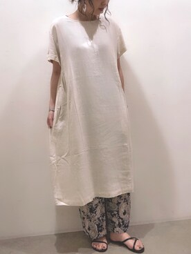 「Auntie Rosa Holiday（アンティローザホリデー）の【Holiday】リネンクルータックワンピース（ワンピース）」を使った、ごとみさん（レディース・164cm）の夏コーディネート