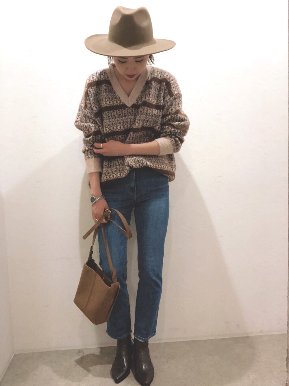 「ニット、デニムパンツ、秋冬コーデ、カジュアルコーデ、holiday、auntie rosa holiday」｜「Auntie Rosa Holidayの【Holiday】ノルディックVニットPO（ニット/セーター、ベージュ系）」を使った、ごとみさん（レディース・164cm）の秋コーディネートの1枚目の写真