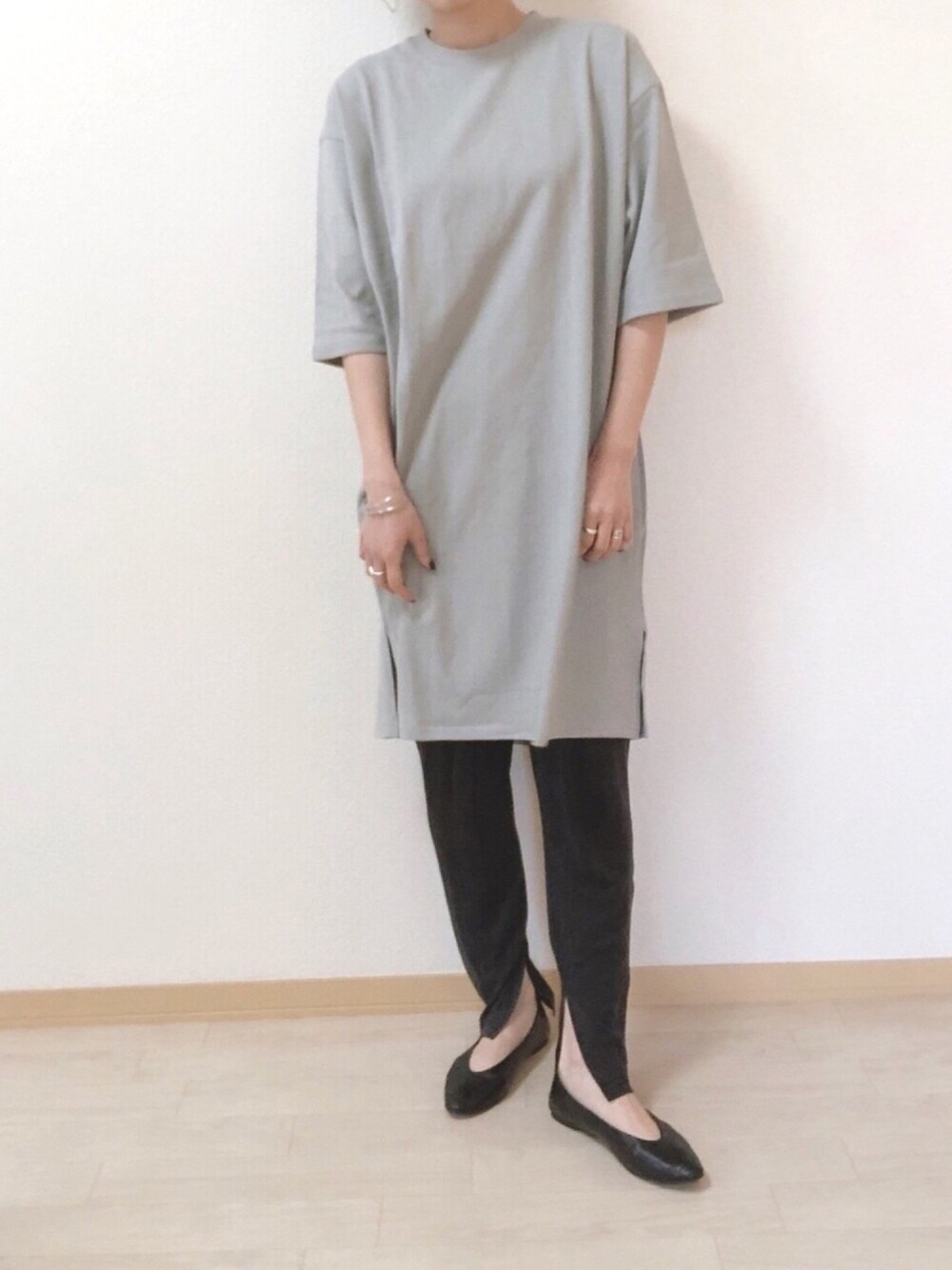 グリーン系のワンピースを着用したレディースの春コーディネートの1枚目の写真