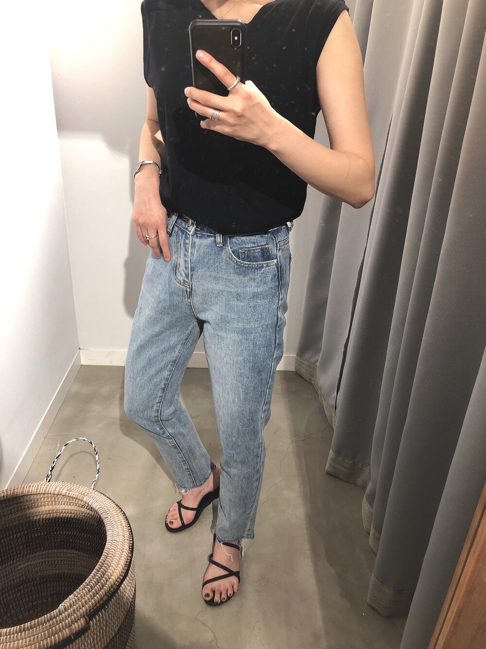 ブルー系のデニムパンツ、ブラック系のTシャツ/カットソーを着用したレディースの夏コーディネートの1枚目の写真