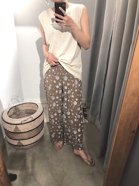 「Auntie Rosa Holiday（アンティローザホリデー）の【Holiday】リネンスラブノースリトップ（Tシャツ/カットソー）」を使った、ごとみさん（レディース・165cm）の夏コーディネート