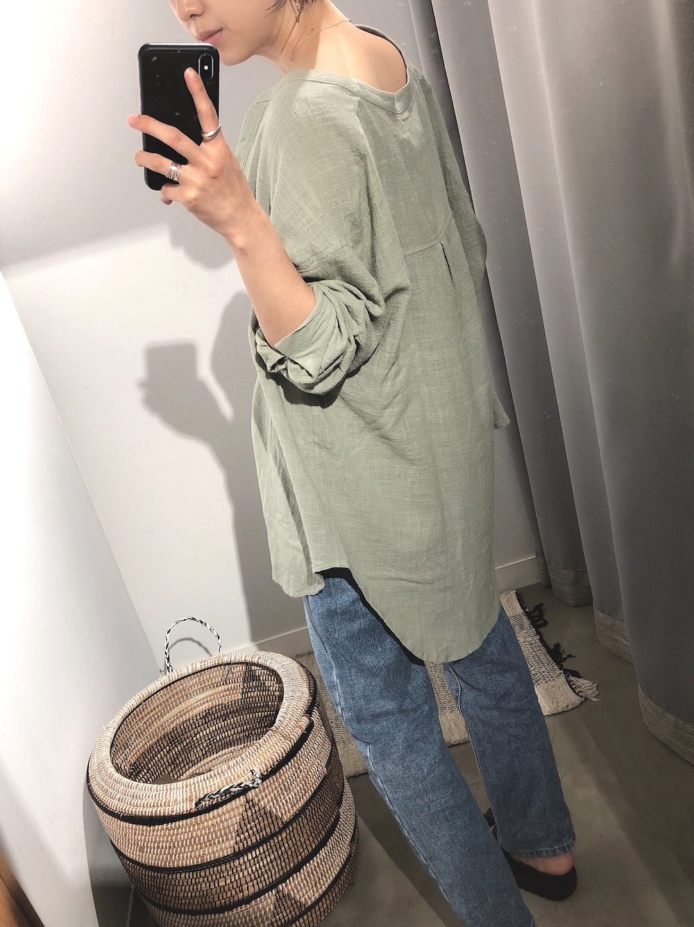 グリーン系のシャツ/ブラウスを着用したレディースの夏コーディネートの1枚目の写真