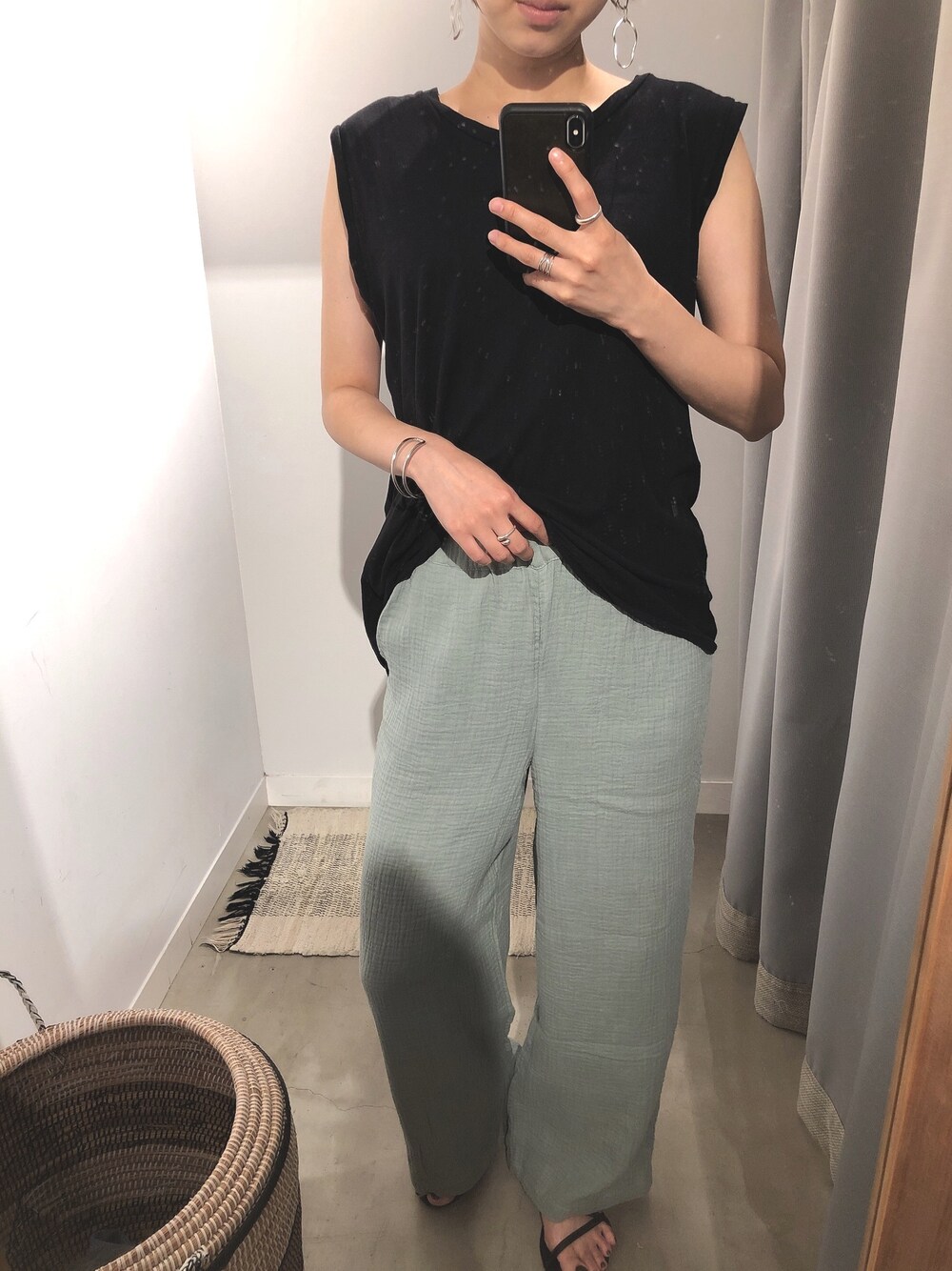 ブラック系のTシャツ/カットソー、グリーン系のその他パンツを着用したレディースの夏コーディネートの1枚目の写真