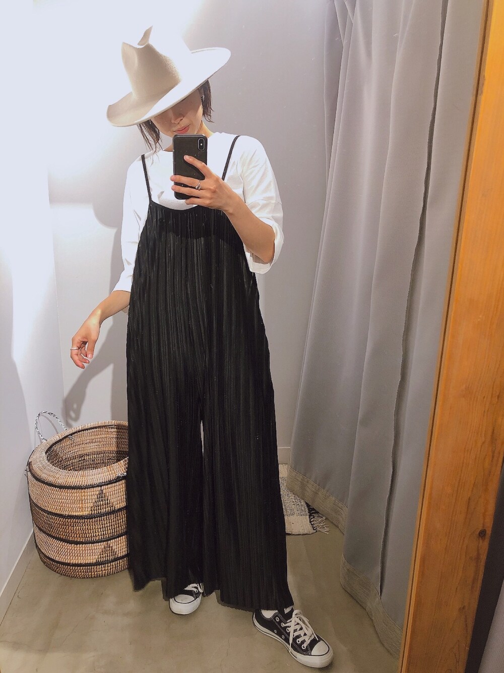 「カジュアル、シンプル、サロペット、オールインワン、モノトーン、ラフ、プリーツ、秋服、ラクチンコーデ、アンティローザホリデー」｜「Auntie Rosa Holidayの【Holiday】プリーツワイドサロペット（サロペット/オーバーオール、ブラック系）」を使った、ごとみさん（レディース・165cm）の秋コーディネートの1枚目の写真