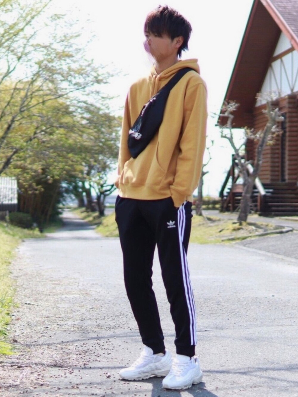 「GU、オーバーサイズ、春コーデ、コスパ良し、今日のコーデ、KAPPA、アディダスオリジナルス、黄色、シンプル、パーカー男子」｜「GUのアイテム（パーカー、その他）」を使った、わらびさん（メンズ・178cm）の春コーディネートの1枚目の写真