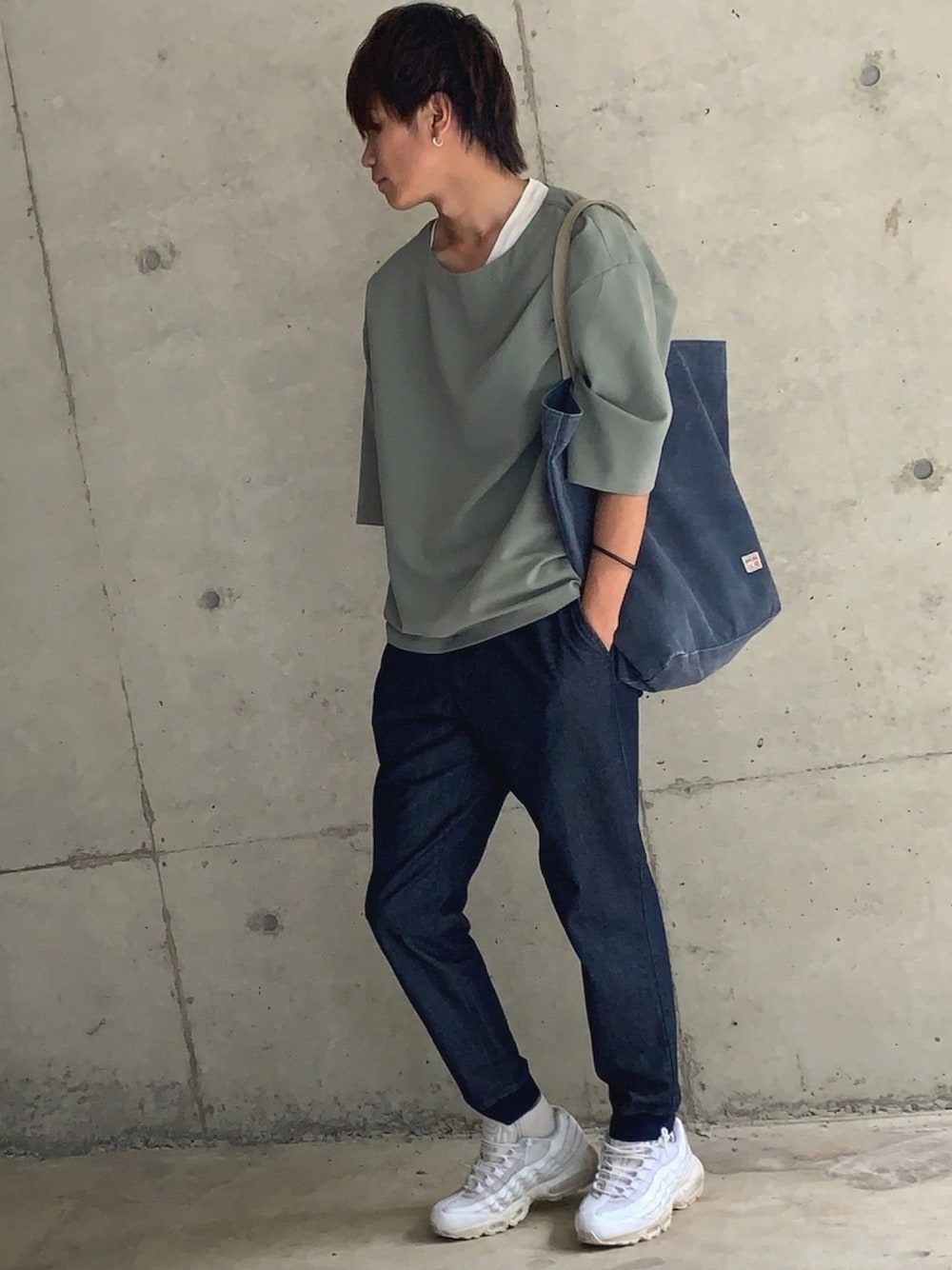 「GU、センスオブプレイス、簡単コーデ、緩く、大分、帆布バッグ、春コーデ、AIR MAX、シンプルコーデ、おすすめ」｜「SENSE OF PLACE by URBAN RESEARCHのボリュームプルオーバー(5分袖)（Tシャツ/カットソー、グリーン系）」を使った、わらびさん（メンズ・177cm）の春コーディネートの1枚目の写真