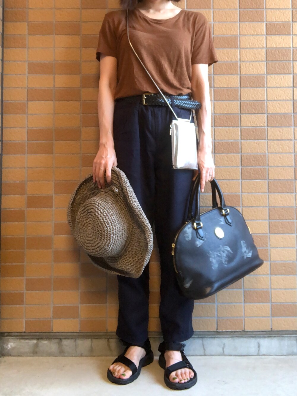 「H&Mのアイテム（Tシャツ/カットソー、ブラウン系）」を使った、モスマンさん（レディース・150cm）の夏コーディネートの1枚目の写真