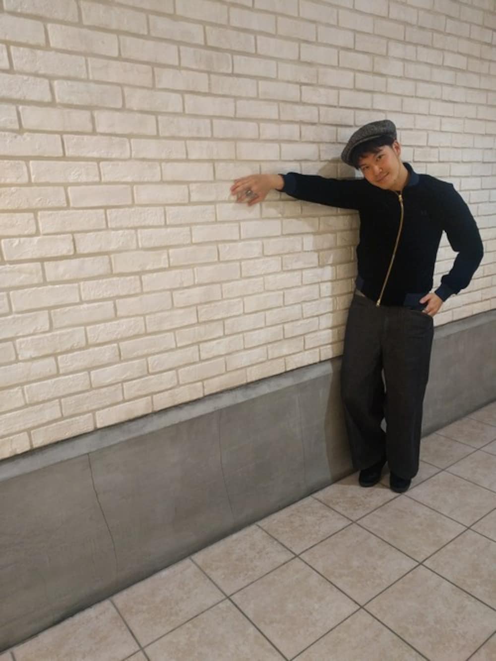 「スニーカー、ネイビー、ベルベット、タイト、ワイドパンツ、ハンチング、FRED PERRY、フレッドペリー、fredperry、フレッドペリー(FRED PERRY)」｜「FRED PERRYのVelvet Bomber Neck Jacket（ブルゾン、ブルー系）」を使った、YUKI HAMAGUCHIさん（メンズ・174cm）の秋コーディネートの1枚目の写真