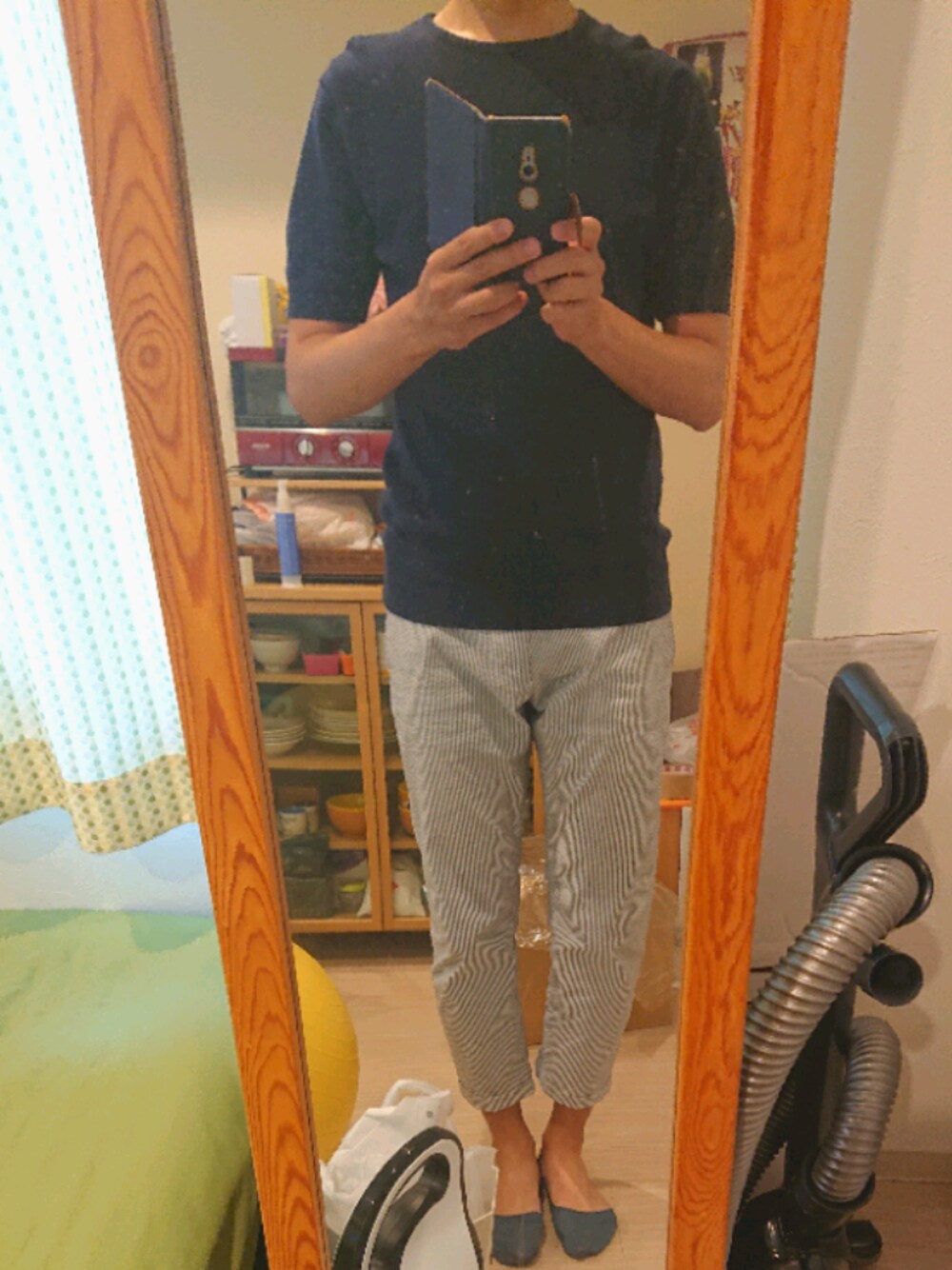 「家の中」｜「LetroyesのLetroyes / THOMAS コットン クルーネック Tシャツ（Tシャツ/カットソー、ブルー系）」を使った、TAKUYAさん（メンズ・183cm）の夏コーディネートの1枚目の写真