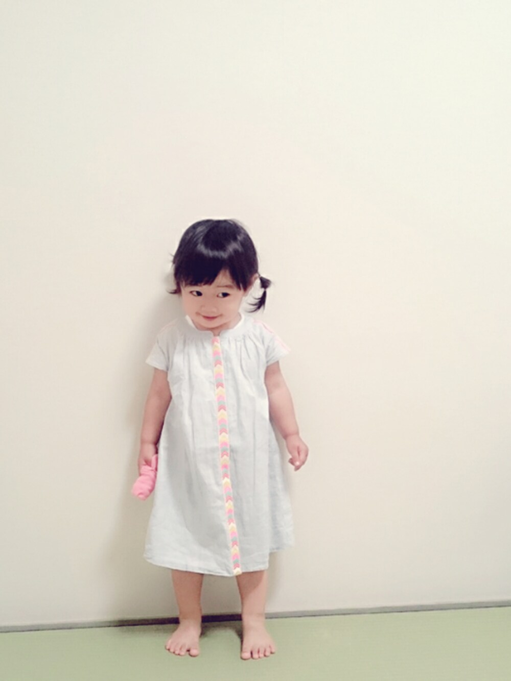 ブルー系のワンピースを着用したキッズの春コーディネートの1枚目の写真