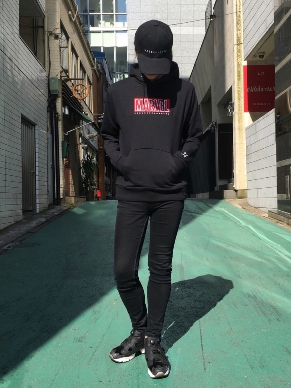 ブラック系のパーカー、ブラック系のパンツ、ブラック系のスニーカーを着用したメンズの春コーディネートの1枚目の写真