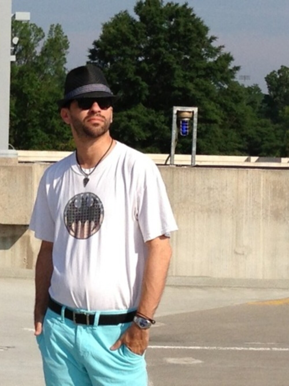 「American Eagle、eyewear、Hard rock cafe、hat、pants、ray-ban」｜Terryさん（メンズ・175cm）の夏コーディネートの1枚目の写真