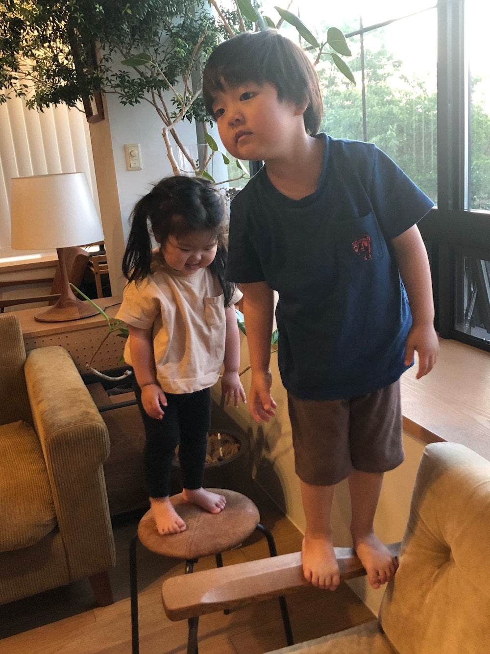 「西松屋のアイテム（トップス、ブルー系）」を使った、そうすけさん（キッズ・50cm）の春コーディネートの1枚目の写真
