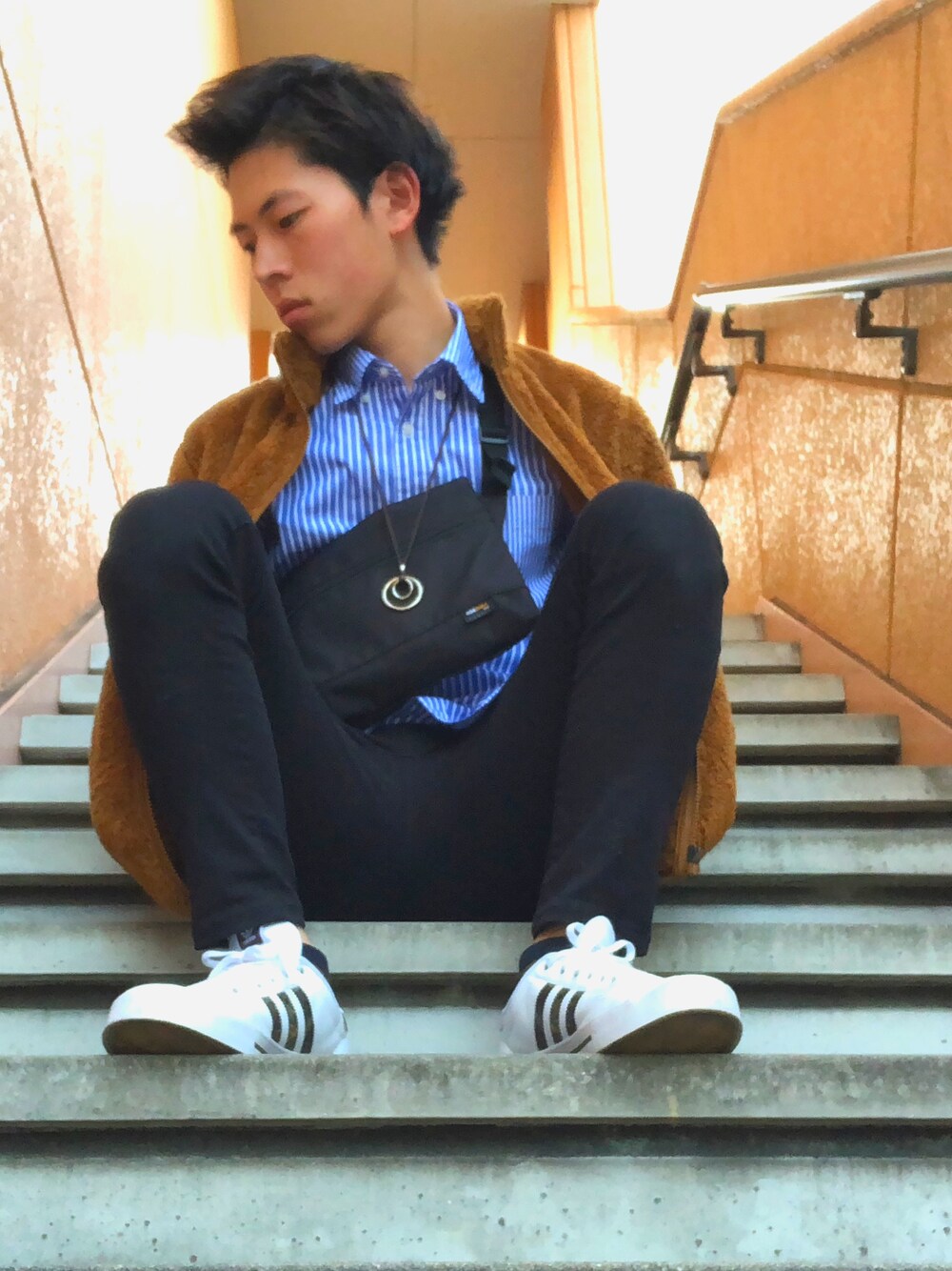 ブルー系のシャツ/ブラウス、ブラック系のバッグ、ブラウン系のジャケット/アウターを着用したメンズの秋コーディネートの1枚目の写真