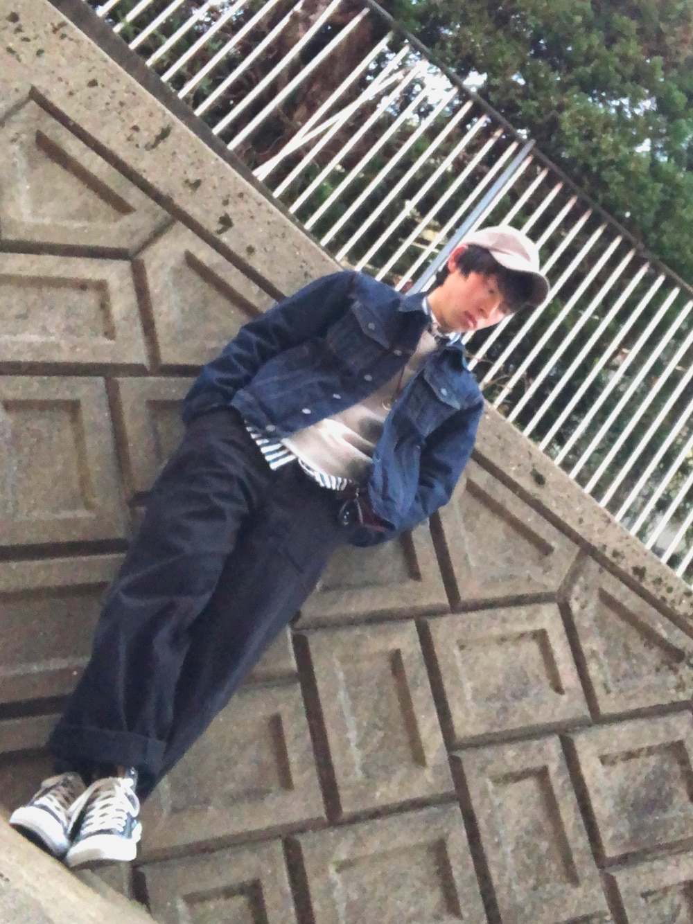 ブルー系のデニムジャケット、ホワイト系のシャツ/ブラウス、ブラック系のパンツを着用したメンズの冬コーディネートの1枚目の写真