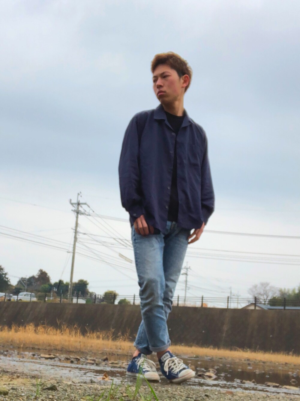 ブルー系のシャツ/ブラウス、ブラック系のTシャツ/カットソー、ブルー系のその他パンツを着用したメンズの冬コーディネートの1枚目の写真
