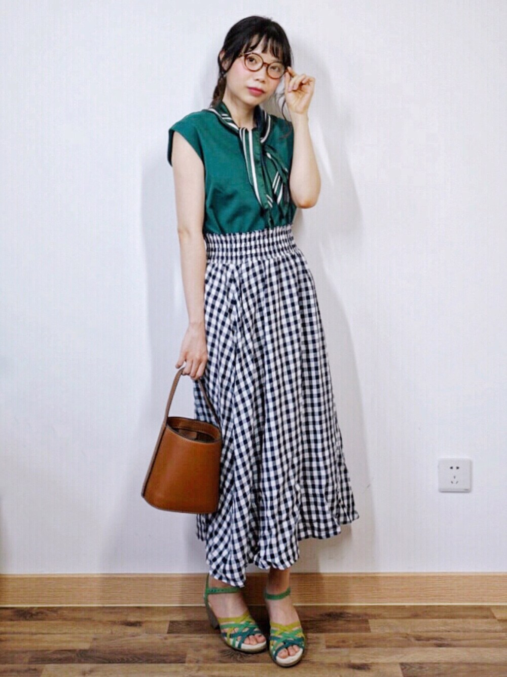 グリーン系のTシャツ/カットソー、ブルー系のスカートを着用したレディースの夏コーディネートの1枚目の写真