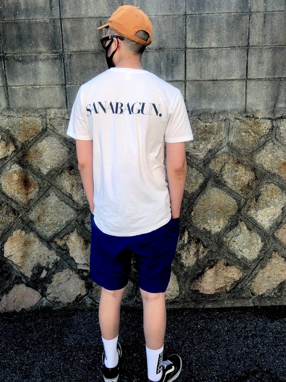 「シンプル、SANABAGUN、フォントTシャツ、ハイソックス、ハイソックスギャング、VANS、スケータースタイル」｜「SANABAGUNのアイテム（Tシャツ/カットソー、ホワイト系）」を使った、dekさん（メンズ・178cm）の夏コーディネートの1枚目の写真