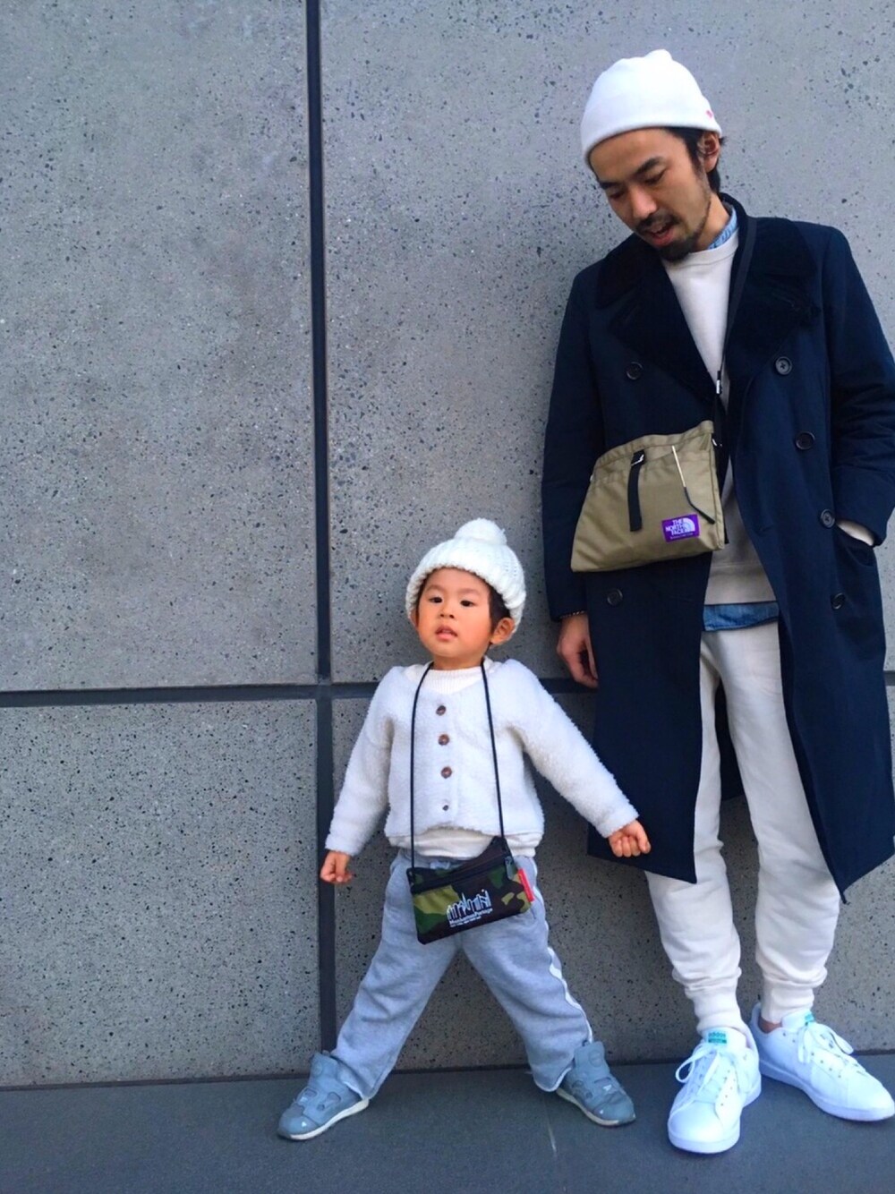 「ノースフェイス、パープルレーベル、サコッシュ、アディダス、スウェットパンツ、ラインパンツ、ホワイトコーデ、ボア、リンクコーデ、親子コーデ」｜「DANTONの【Danton】ダントンコットンリブニットワッチ（ニットキャップ/ビーニー、ホワイト系）」を使った、ciaokawaさん（メンズ・173cm）の冬コーディネートの1枚目の写真