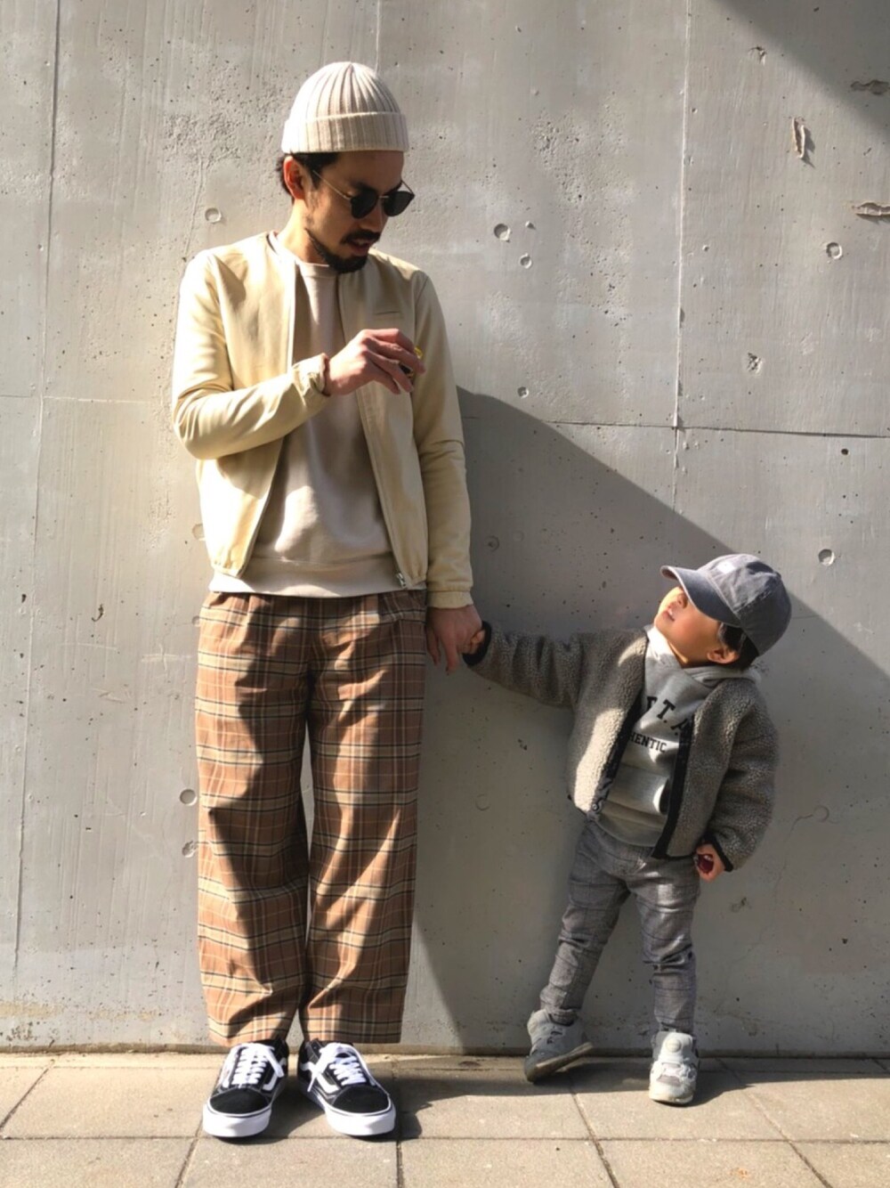 「大人カジュアル、シンプルコーデ、ストリート、チェックシャツ、リンクコーデ、親子コーデ、ワイドパンツ、レザージャケット、スウェット、オールドスクール」｜「CIAOPANIC TYPYのコットンニットキャップ（ニットキャップ/ビーニー、ホワイト系）」を使った、ciaokawaさん（メンズ・173cm）の冬コーディネートの1枚目の写真