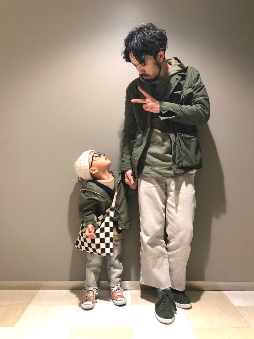 「リンクコーデ、おそろいコーデ、緑、グリーン、親子コーデ、ミリタリー、パーカー、Dickies、VANS、はるコーデ」｜「Instagram→kokw32のアイテム（音楽/本・雑誌、その他）」を使った、ciaokawaさん（メンズ・173cm）の春コーディネートの1枚目の写真