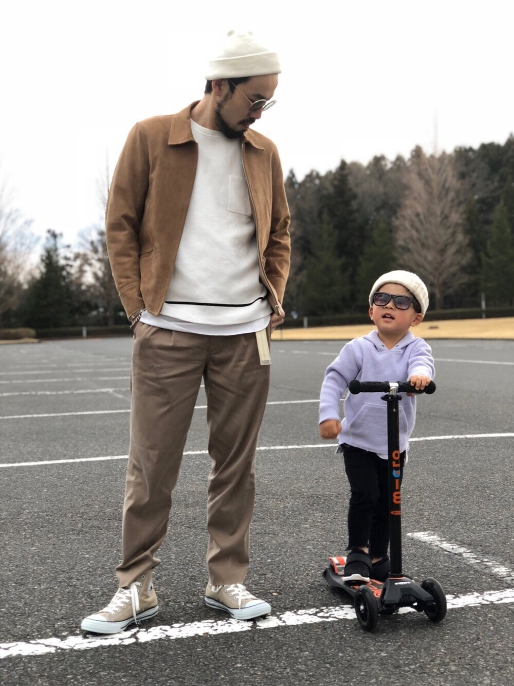 「ベージュ、シンプル、リンクコーデ、パパコーデ、スニーカー、コンバース、ホワイト、ブラウン、チノパン」｜「Instagram→kokw32のアイテム（音楽/本・雑誌、その他）」を使った、ciaokawaさん（メンズ・173cm）の春コーディネートの1枚目の写真
