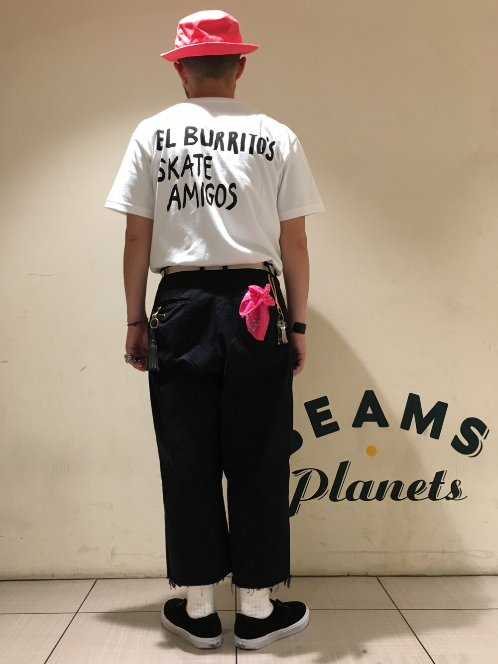 ブルー系のチノパンツ、ブラック系のスニーカー、ホワイト系のTシャツ/カットソーを着用したメンズの春コーディネートの1枚目の写真