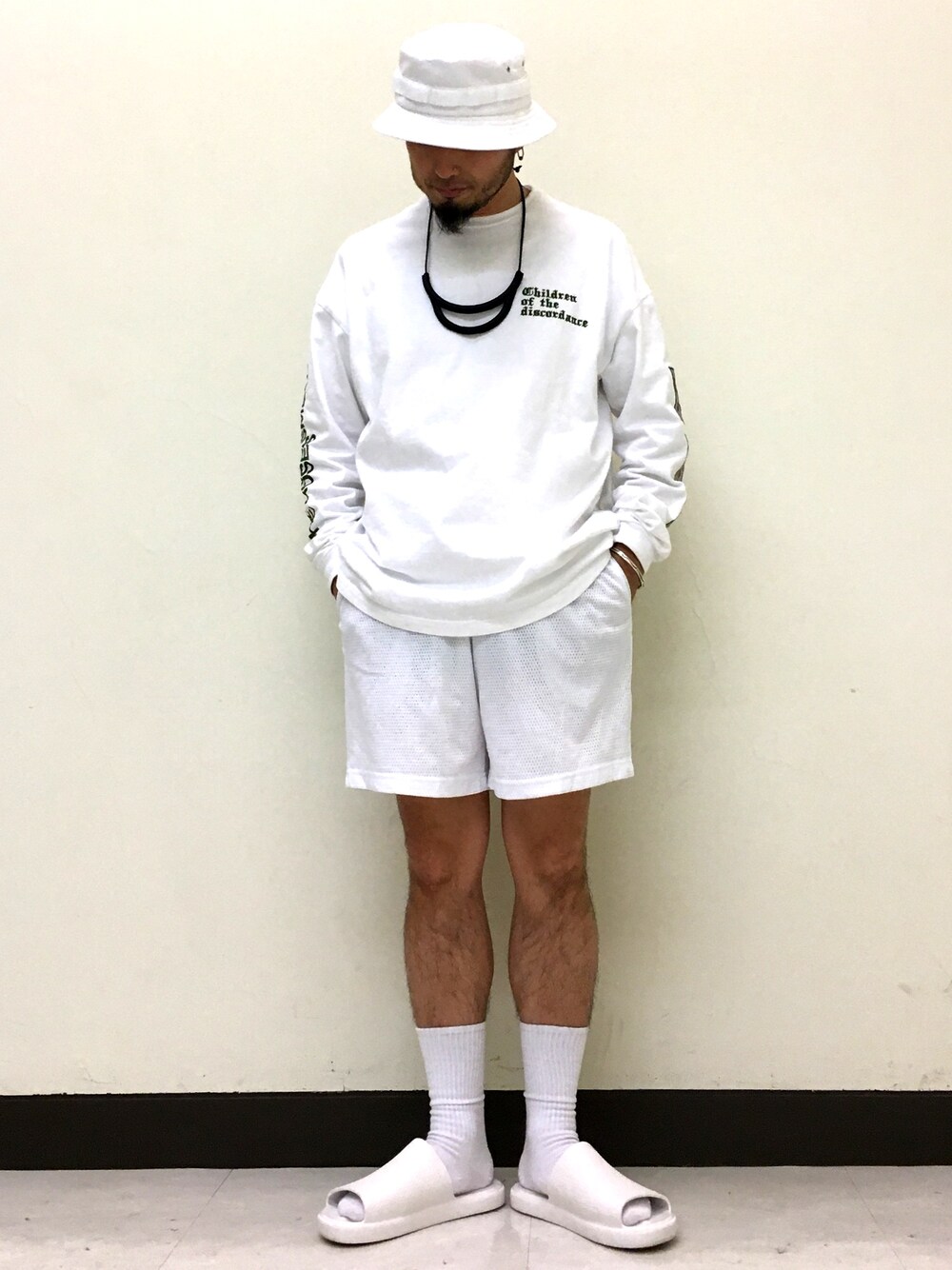 「カジュアルコーデ、春夏コーデ、ホワイト、ホワイトコーデ、シャワーサンダル、サンダル、ショートパンツ、Champion、ストリート」｜「Children of the discordanceのアイテム（Tシャツ/カットソー、ホワイト系）」を使った、Yoshihito Hayashiさん（メンズ・170cm）の夏コーディネートの1枚目の写真