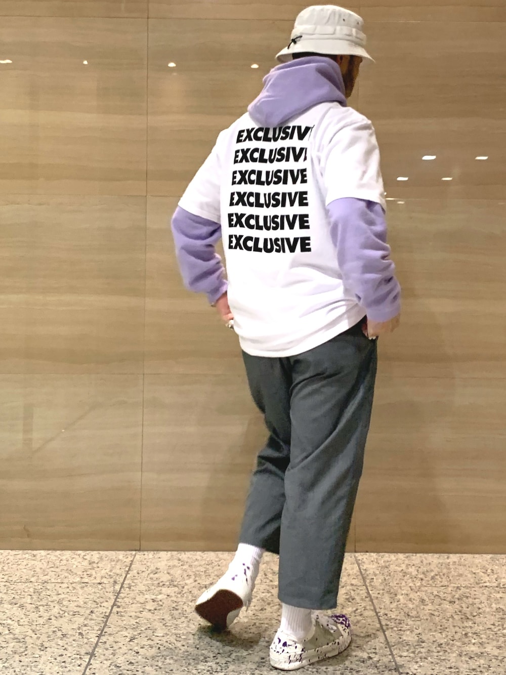 ホワイト系のTシャツ/カットソー、パープル系のパーカー、グレー系のスラックスを着用したメンズの春コーディネートの1枚目の写真