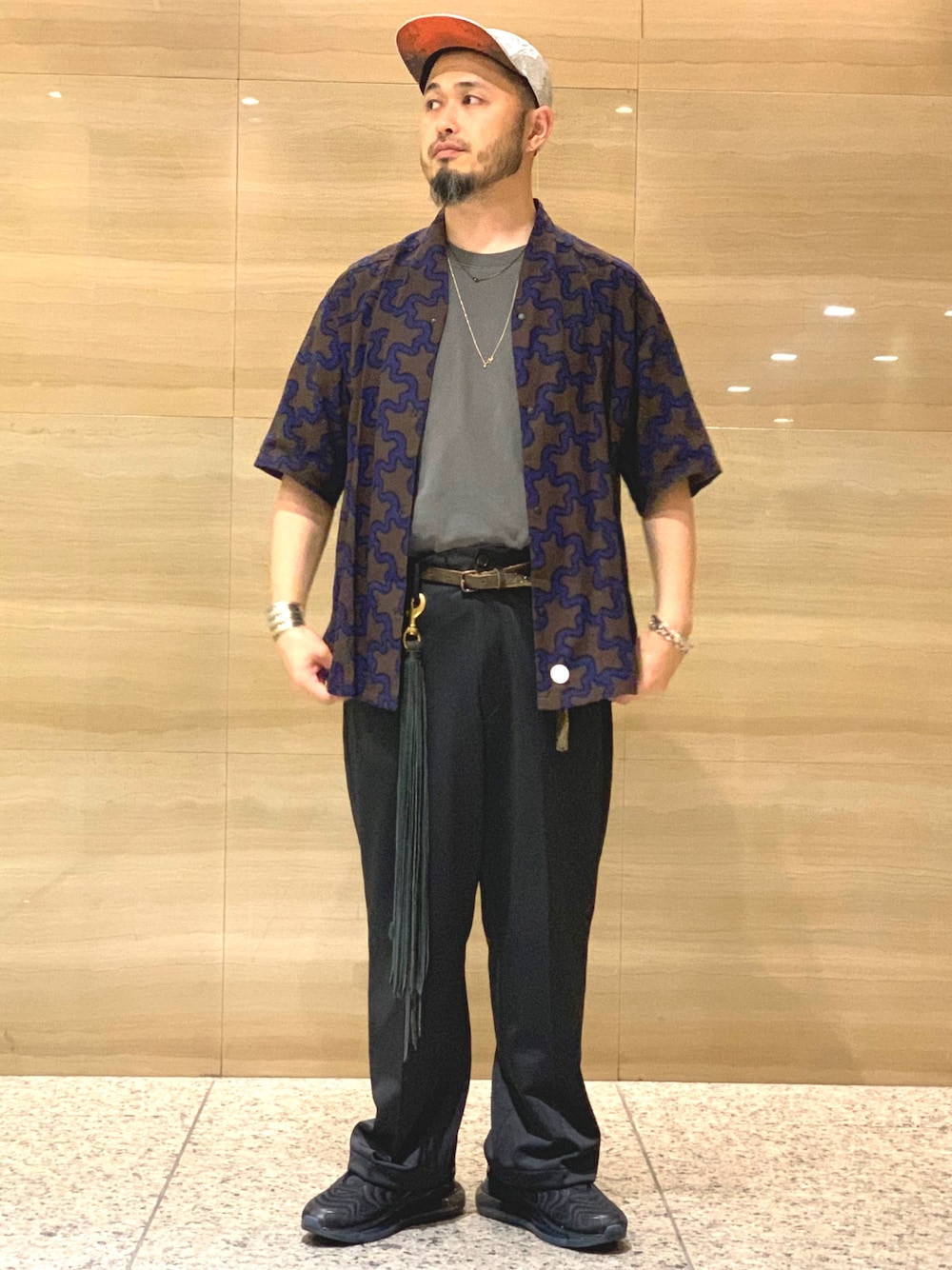 「オーバーサイズ、春夏コーデ、シンプル、ストリートMIX、streetstyle、モノトーンコーデ、シャツスタイル、ワイドパンツ、ナイキ、タックイン」｜「SASQUATCHfabrix.のアイテム（シャツ/ブラウス、ブラウン系）」を使った、Yoshihito Hayashiさん（メンズ・170cm）の春コーディネートの1枚目の写真