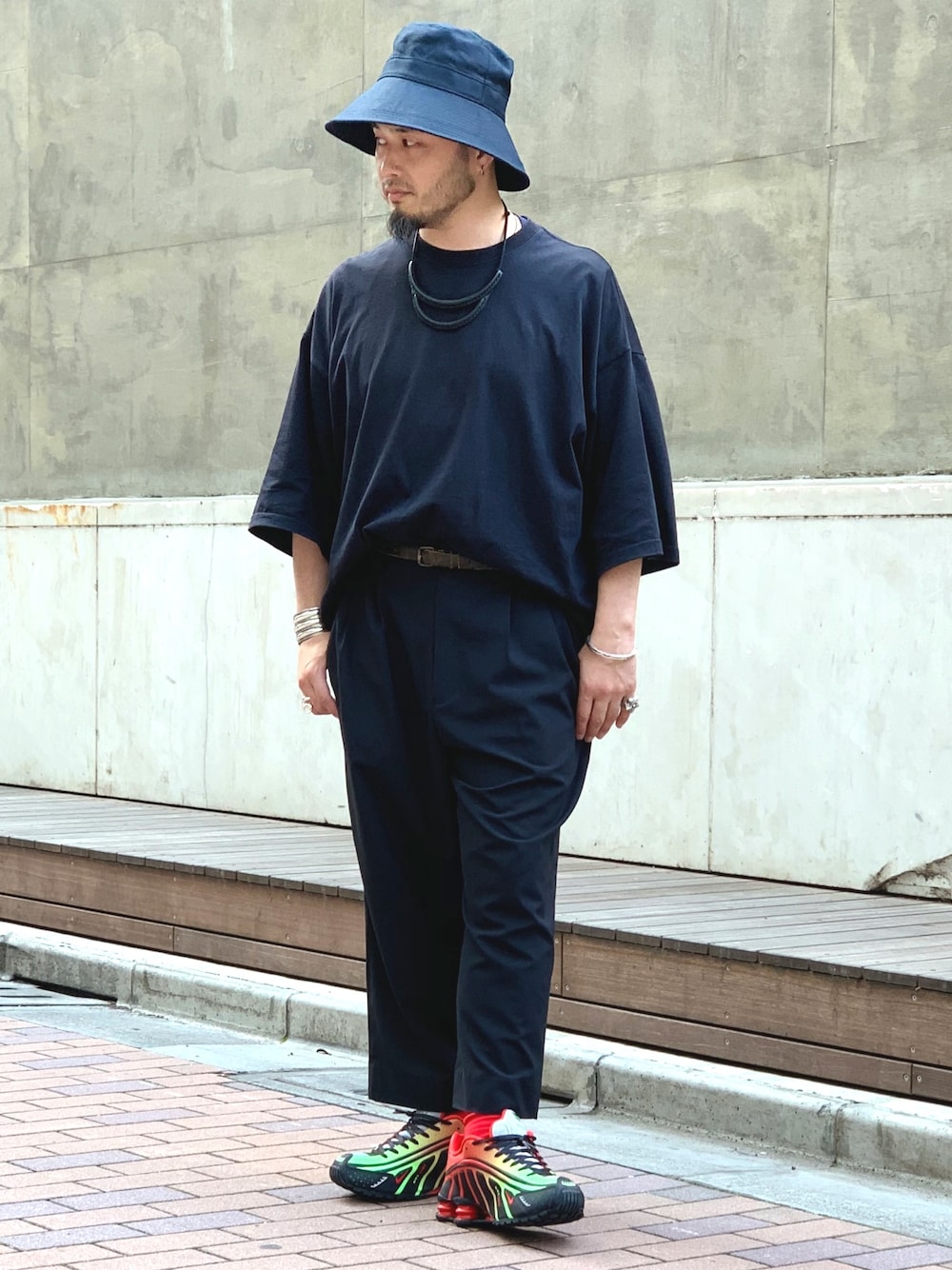 「シンプルコーデ、オーバーサイズ、streetstyle、ブラック、ブラックコーデ、黒、Tシャツ、NIKE、Neymar、ハット」｜「BEAMSのBEAMS / ヘビー 鹿の子 Tシャツ（Tシャツ/カットソー、グレー系）」を使った、Yoshihito Hayashiさん（メンズ・170cm）の夏コーディネートの1枚目の写真