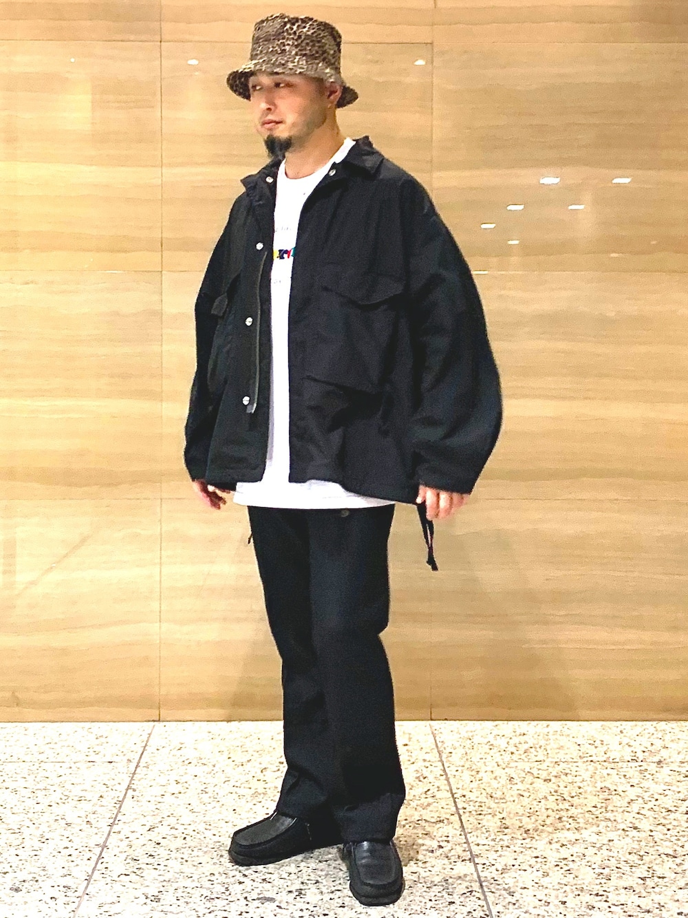 「シンプル、大人カジュアル、カジュアルコーデ、春夏コーデ、ビッグシルエット、ブラック、オールブラック、supreme、バケットハット、リメイク」｜「BEAMSのBEAMS / ルーズ ミリタリーブルゾン（ミリタリージャケット、ブラック系）」を使った、Yoshihito Hayashiさん（メンズ・170cm）の春コーディネートの1枚目の写真