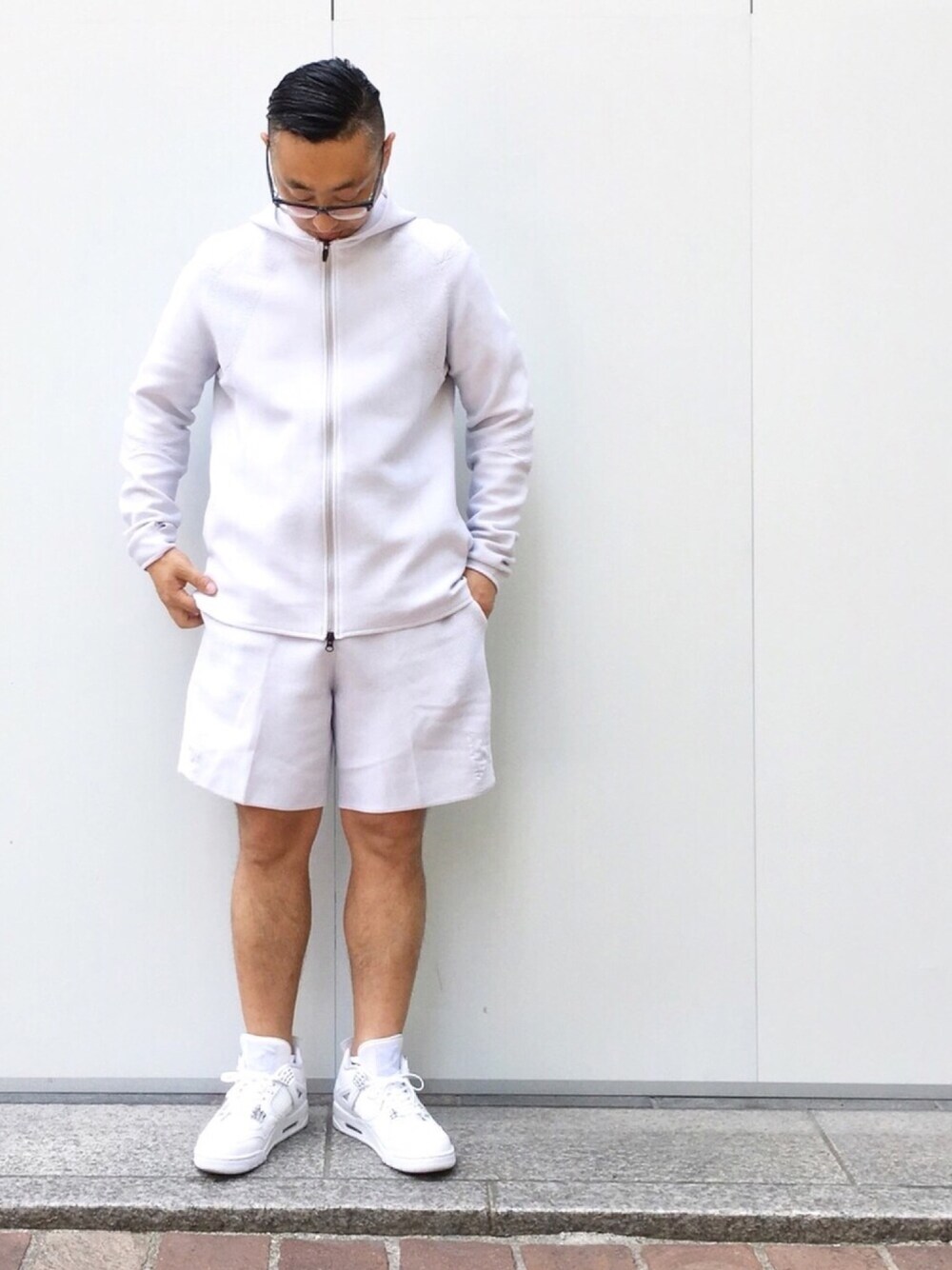 「スノーピーク、snow peak、snowpeakapparel、パーカー、ショーツ、NIKE、白スニーカー、シンプル、ホワイト、夏コーデ」｜「Snow Peakのアイテム（ジャケット/アウター、ホワイト系）」を使った、snowpeak_goeさん（メンズ・171cm）の春コーディネートの1枚目の写真