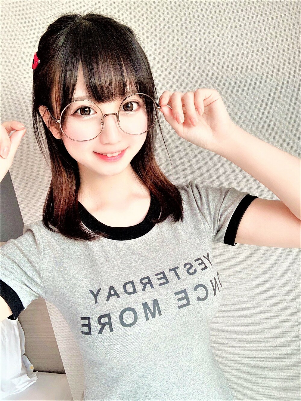 「big glasses.、gray shirt.」｜「She looks great with big glasses and a gray shirt.（シャツ/ブラウス、グレー系）」を使った、manami5945さん（レディース・156cm）の秋コーディネートの1枚目の写真
