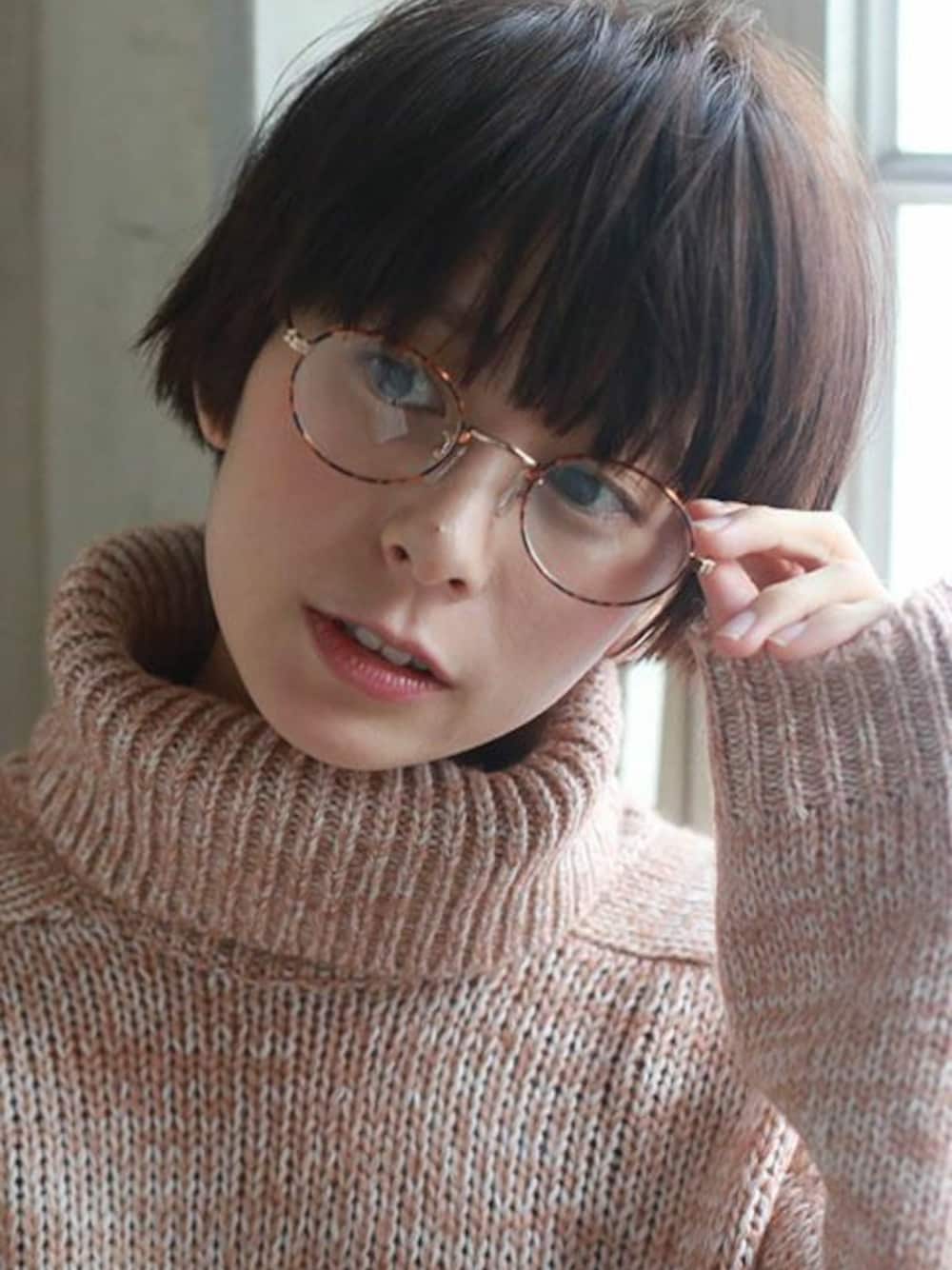 「のんちゃん、Non-chan.、big glasses、大きな眼鏡、Thank you for today.、今日はありがとうございました。、I do n’t remember the sweater brand I wear at work.、職場で着ているセーターのブランドを覚えていません。」｜「HERMESのShort boots neo（ブーツ、ブルー系）」を使った、manami5945さん（レディース・156cm）の秋コーディネートの1枚目の写真