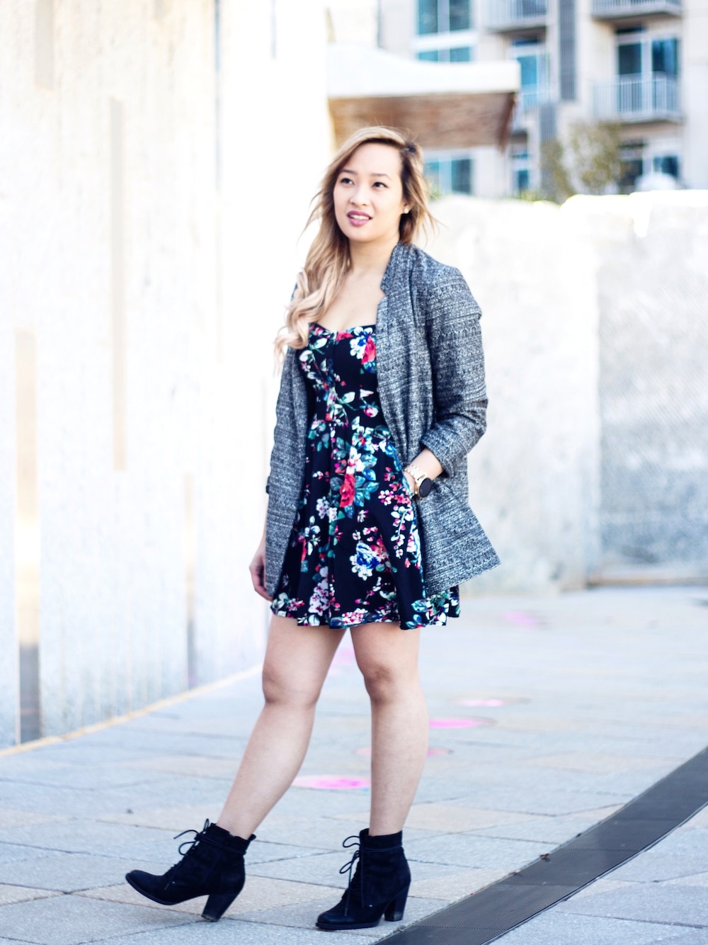 「floral、ootd、spring、outfit、streetstyle、streetfashion、streetsnap、streetwear、fashion、fashion blogger」｜「EXPRESSのアイテム（ドレス、ブラック系）」を使った、JanetGwenさん（レディース・157cm）の冬コーディネートの1枚目の写真