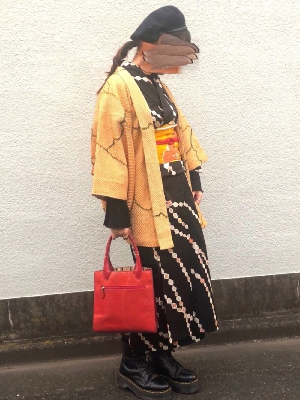 ブラック系のブーツ、イエロー系の水着/着物・浴衣、ブラック系のハンチング/ベレー帽を着用したレディースの冬コーディネートの1枚目の写真